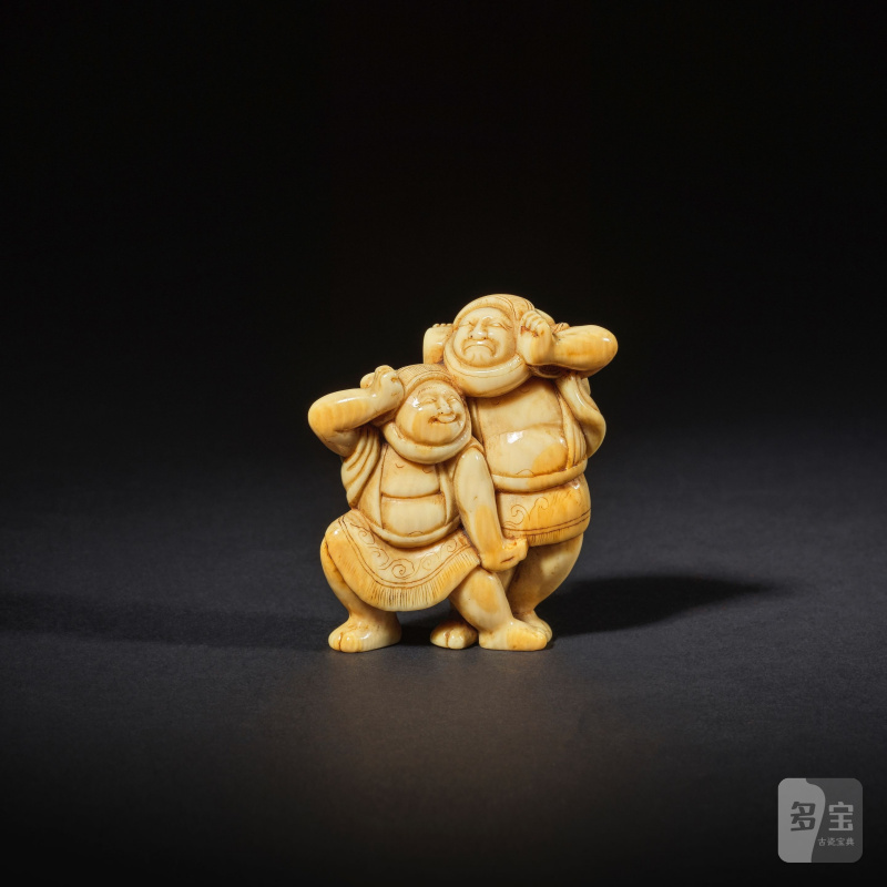 象牙彫根付 東海道荷運男 無銘 18世紀後期/19世紀前期 | NETSUKE EN IVOIRE REPRÉSENTANT DEUX PORTEURS DE LA ROUTE DU TOKKAIDO (KUMOSUKE)